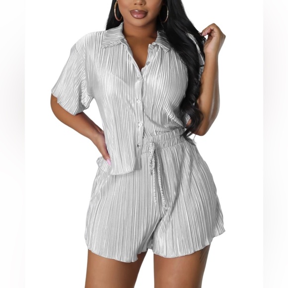 New Women’s Pleated 2 piece Short Set White - Picture 2 of 4